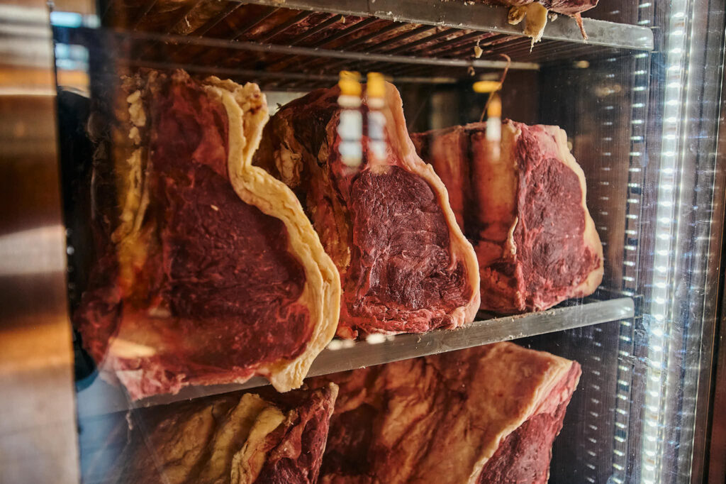 Asador cerca de San Juan de Gaztelugatxe, cintas de chuletas