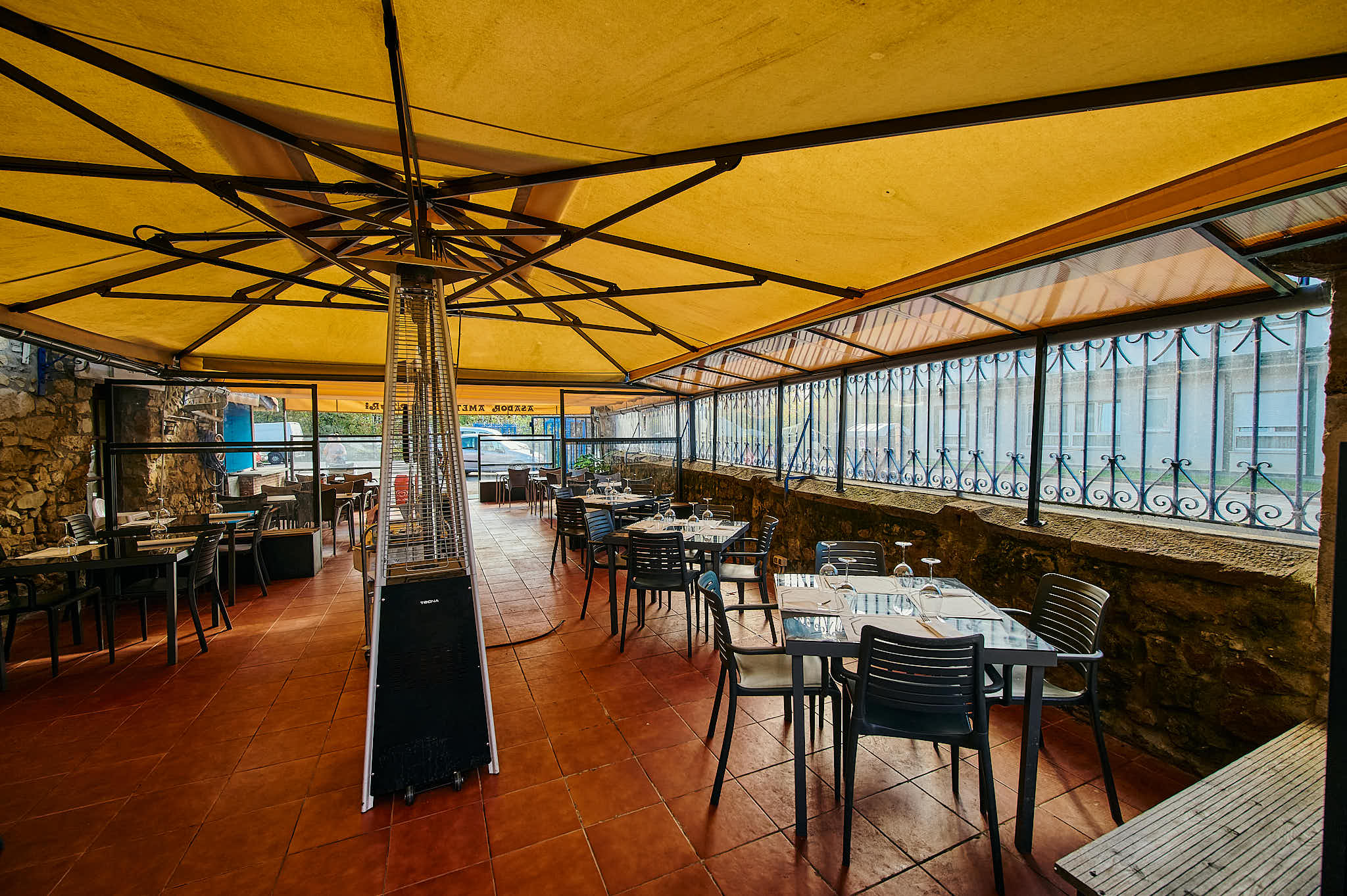 Restaurante con terraza en cerca de Larrauri
